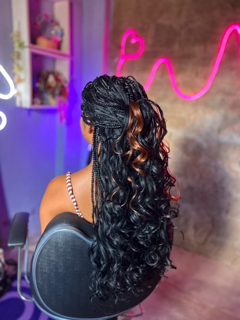 French Braids com cachos e mechas cobre feitas pela Kmilly Braids em Canaã dos Carajás